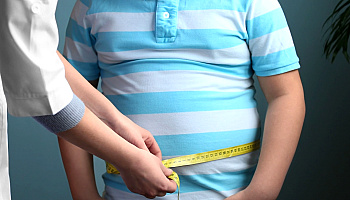 Rośnie liczba dzieci z powikłaniami otyłości. Jak pomóc choremu dziecku?